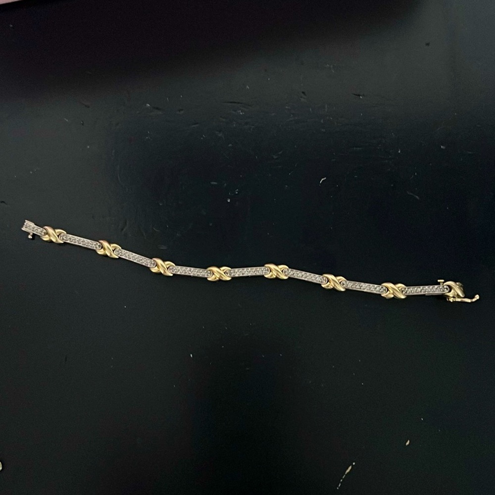 Diamond bracelet in very good condition and a very secure clip